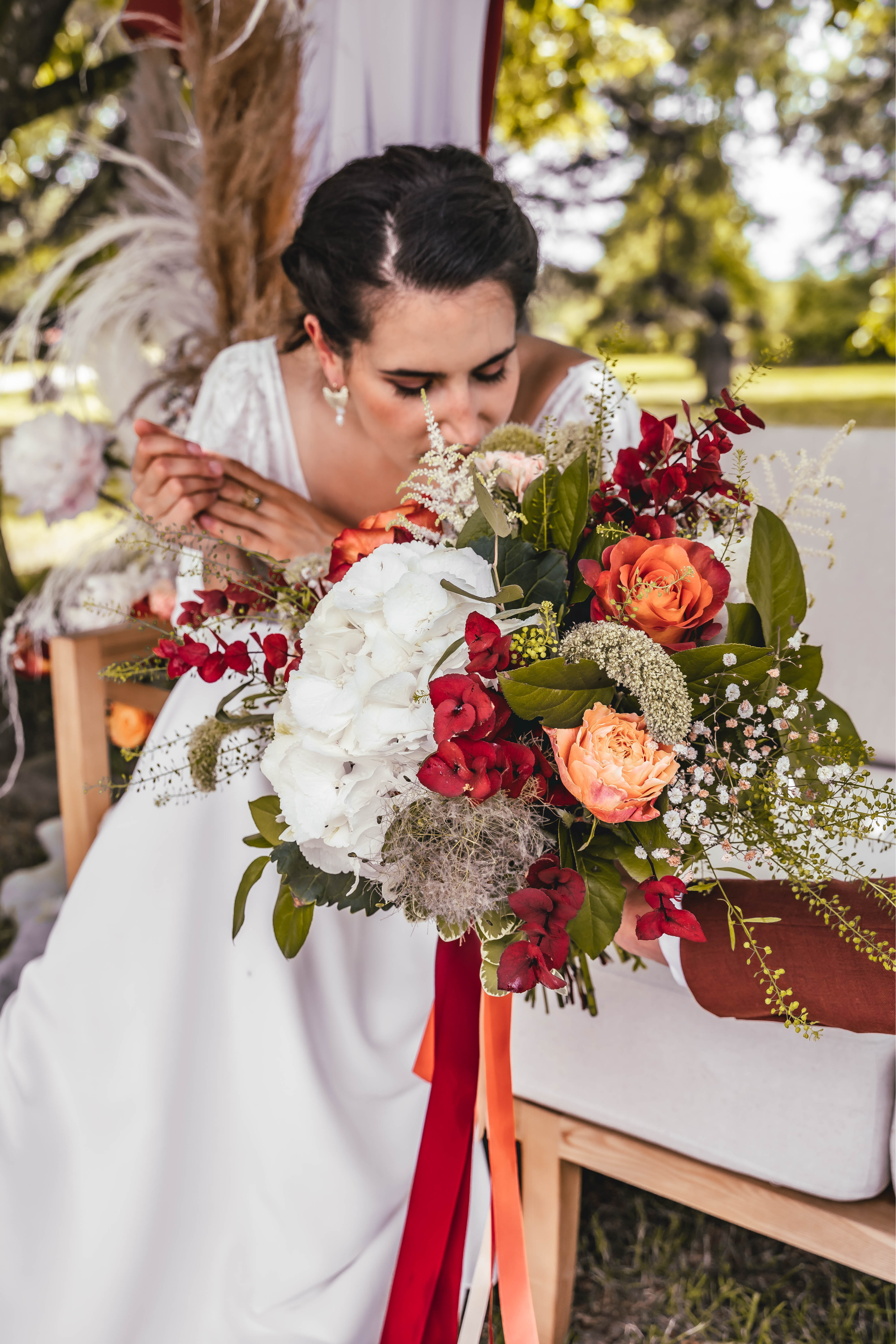 Mariée avec un bouquet de fleurs