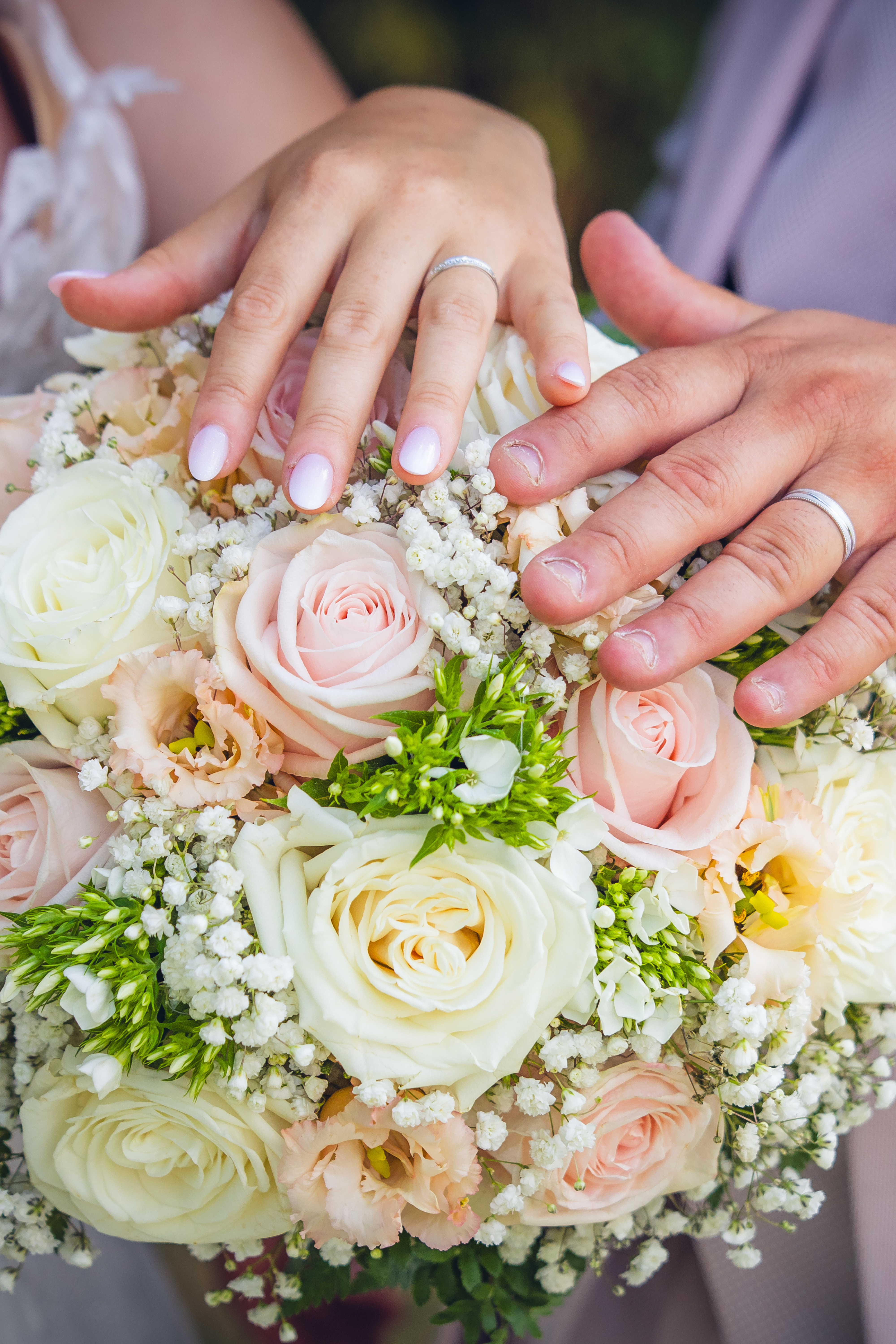 Bouquet avec les aliances des mariés